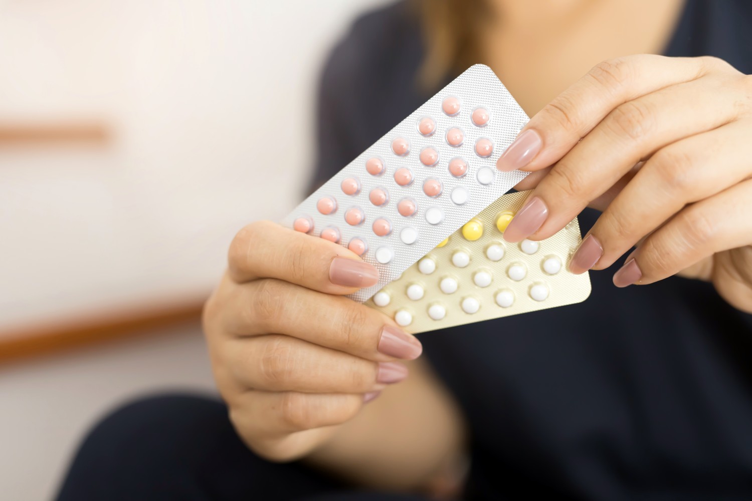 Kombinovaná, dvojzložková, antikoncepcia obsahuje estrogén a gestagén, jednozložková antikoncepcia obsahuje len gestagén